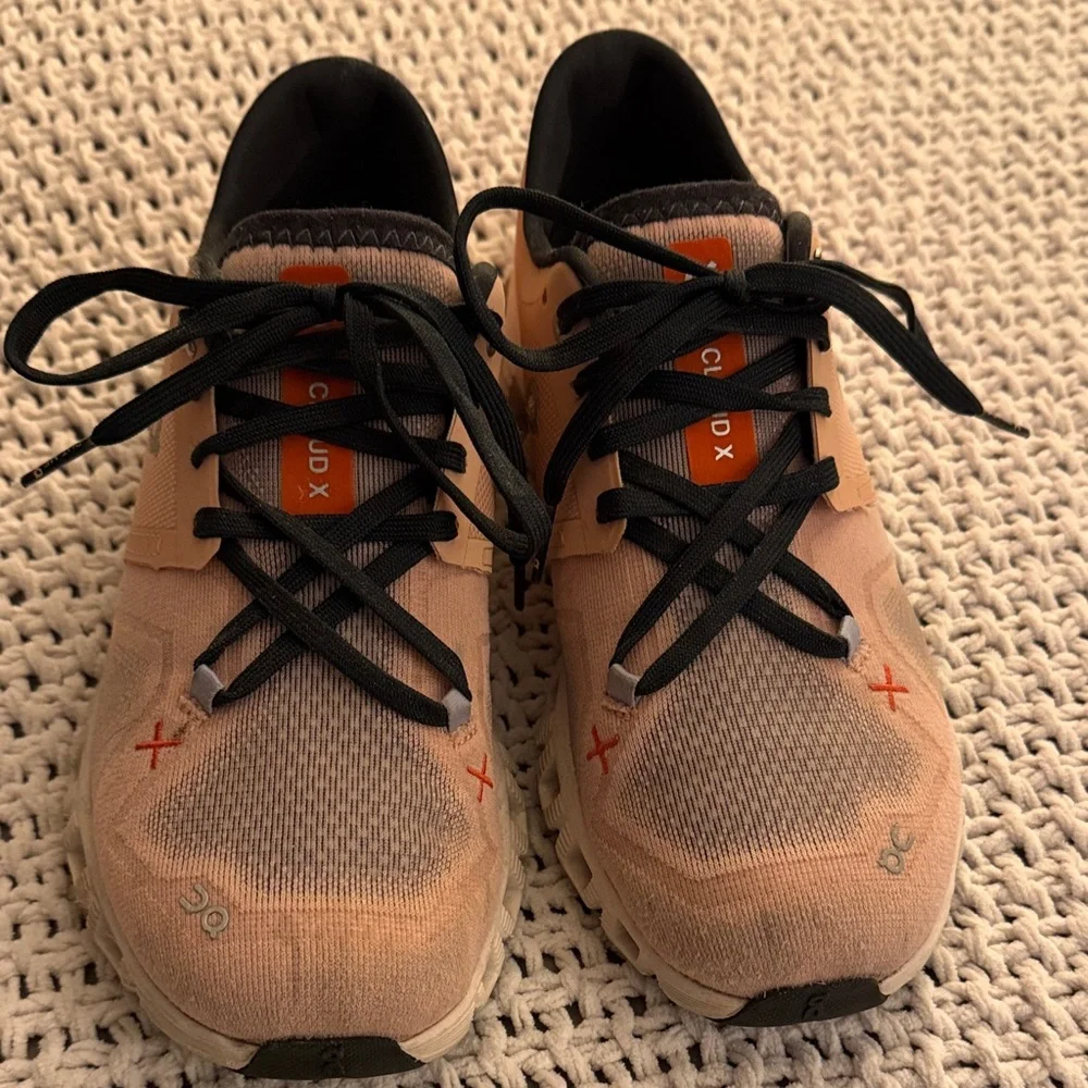 On Running Shoes in Black - Picture 1 of 6